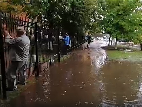 В Твери пешеходы лазают по заборам в попытках преодолеть затопленные тротуары