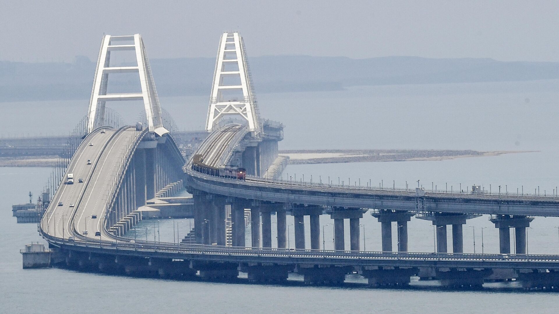 На Крымском мосту приостановили движение автомобилей