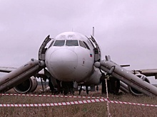 У севшего в поле под Новосибирском самолета слили остатки горючего