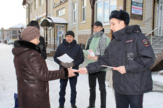 В Тюменской области в рамках региональной акции полицейские, общественники и волонтеры провели акцию «Распознай мошенника»