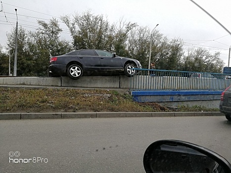 Как в «Форсаже». Челябинская автоледи «повисла» на мосту