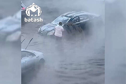 В Уфе нечистоты из канализации залили парковку с автомобилями