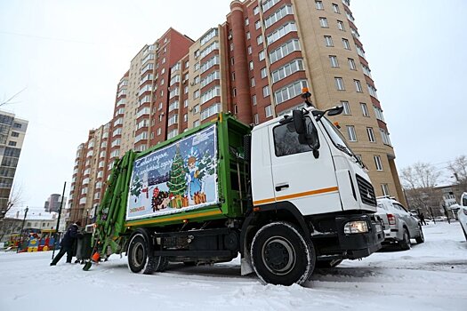 В Челябинске появились мусоровозы от Деда Мороза