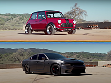 Классический MINI Cooper и Dodge Charger Hellcat сравнили в гонке по прямой