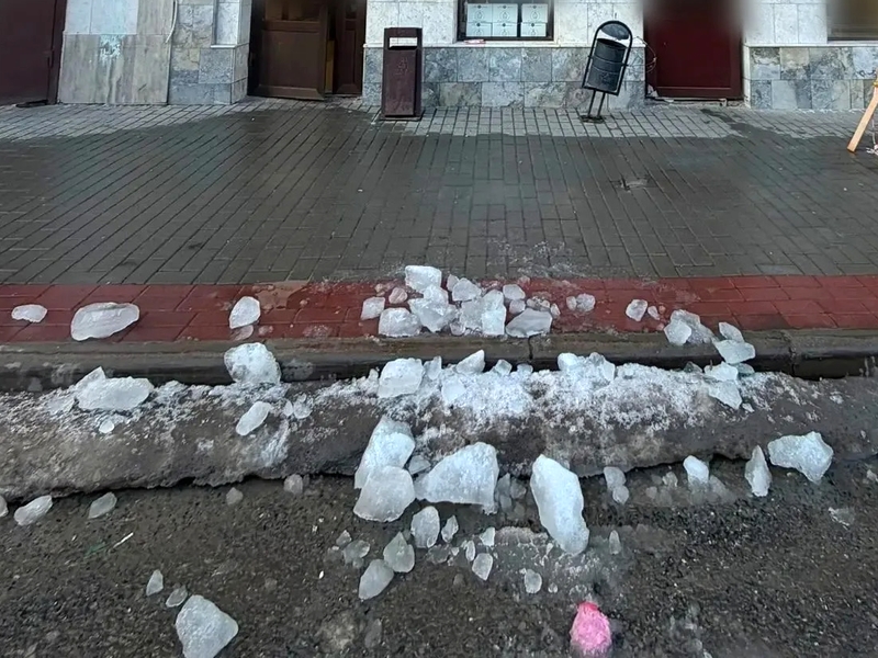 Следователи возбудили дело по факту травмирования женщины при падении наледи с крыши дома в центре Пензы