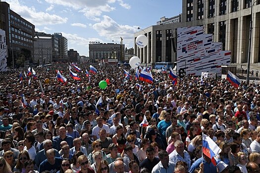 Число участников митинга-концерта в Москве достигло 100 тыс.