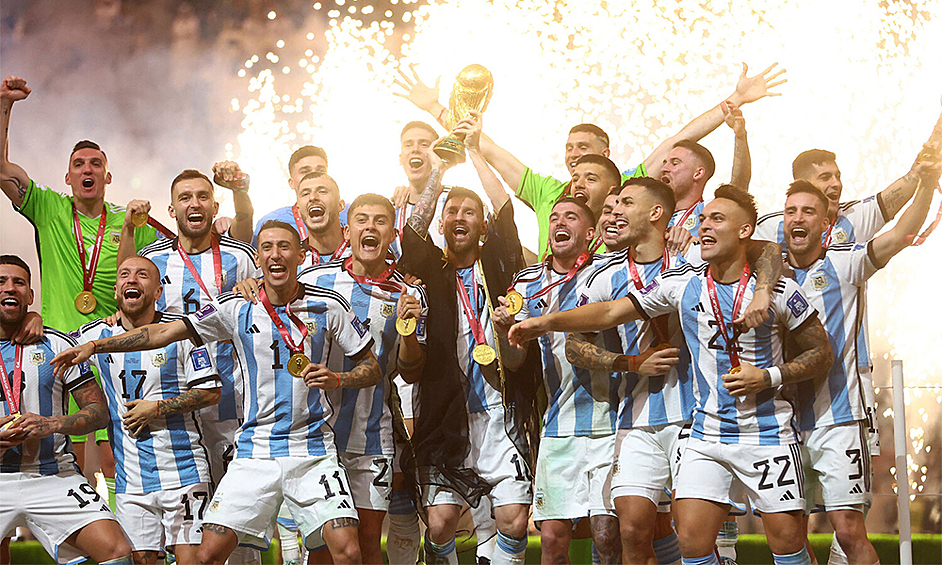 Футболисты сборной Аргентины держат кубок мира ФИФА, 18 декабря 2022 года