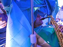 Мужчина играл на саксофоне во время девятичасовой операции по удалению опухоли