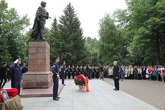 День памяти: глава Башкирии возложил цветы к памятнику Матросова