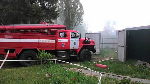 В Омске при пожаре предотвратили взрывы газовых баллонов