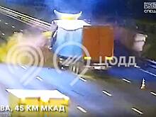 Грузовик с арбузами протаранил дорожную технику на МКАД
