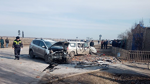 В Пугачеве столкнулись «Форд» и «Ларгус». Оба водителя попали в больницу