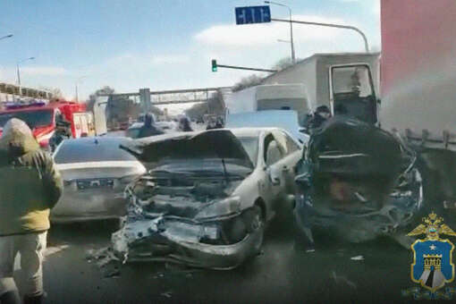 В массовом ДТП с грузовиком на Ставрополье пострадали 9 человек и разбито 16 машин