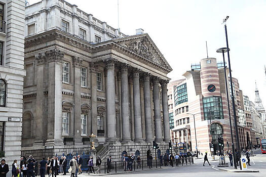 Банк Англии намеревается влить ещё 100 млрд фунтов в британскую экономику