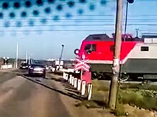 Renault пытался проскочить перед приближающимся поездом