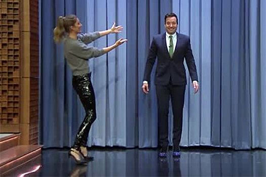 Cупермодель научила ведущего американского шоу ходить на каблуках