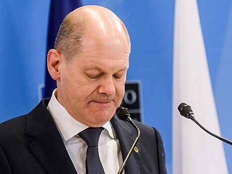 Шольц заблудился на красной дорожке в Албании