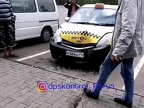 Вывеска на магазине в Приморье «спровоцировала» водителя такси совершить ДТП