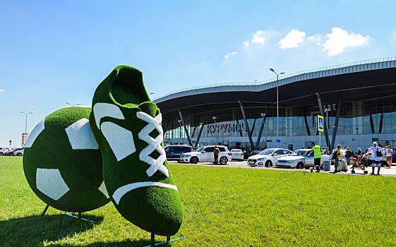 Инсталляция в виде мяча и бутсы появилась в аэропорту Курумоч к ЧМ-2018