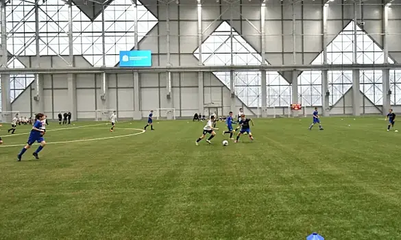 Видео: в Самаре прошли первые соревнования в новом крытом футбольном манеже