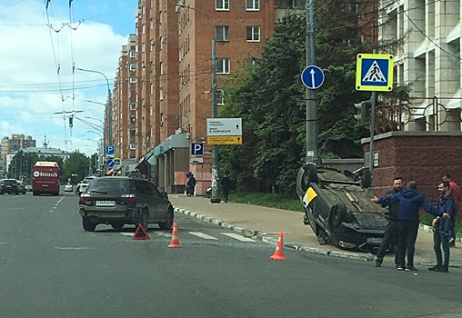 В ДТП с «Яндекс.Такси» на Максима Горького пострадали два человека