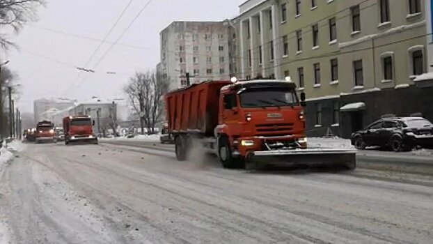 По улицам Кирова распределили 180 т противогололедного материала