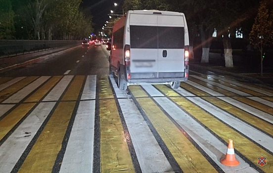 В Волгограде микроавтобус сбил пешехода на переходе