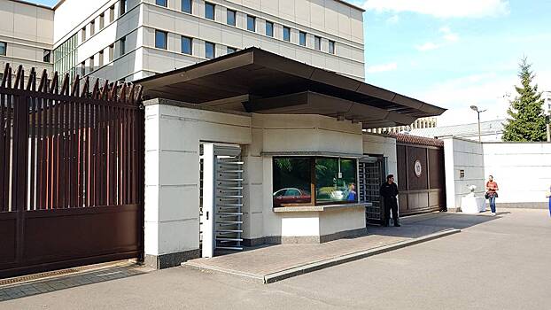 Shot: У посольства Японии в Москве образовались семичасовые очереди