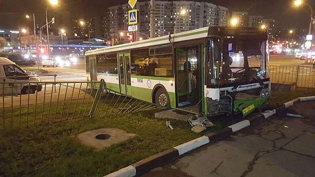 На юго-востоке Москвы столкнулись автобус и автомобиль