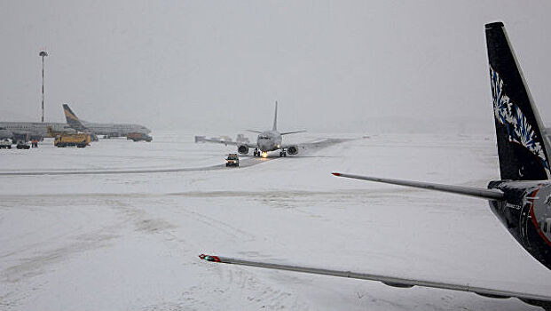 Саратовский аэропорт возобновил работу после снегопада