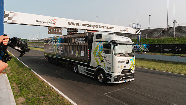 124 км задним ходом за 6,5 часов: Mercedes-Benz установила мировой рекорд