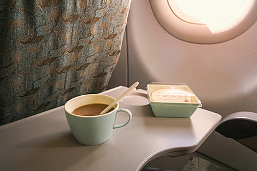 Стюардесса раскрыла опасность кофе и чая на борту