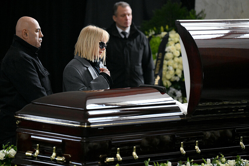 Певица Валерия и ее супруг продюсер Иосиф Пригожин на церемонии прощания с народным артистом России Бедросом Киркоровым в Большом траурном зале Троекуровского кладбища, 21 марта 2025 года