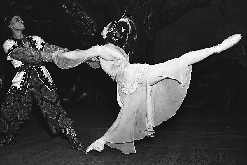 Сцена из балета Фарида Загидулловина Яруллина «Шурале». В роли девушки-птицы Сюимбике — заслуженная артистка РСФСР Майя Михайловна Плисецкая, охотник Батыр — артист балета Юрий Григорьевич Кондратов. Государственный академический Большой театр СССР (ГАБТ), 1 февраля 1955 года