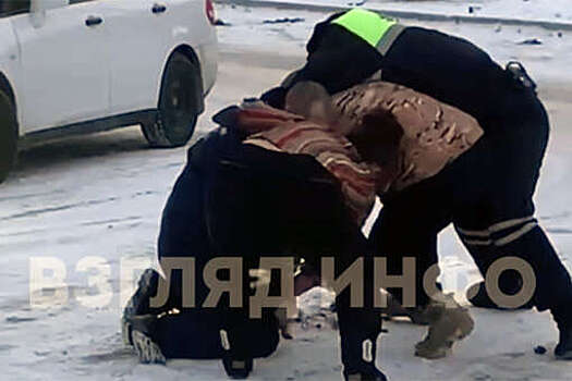 В Минусинске мужчина и женщина набросились на полицейских и попали на видео