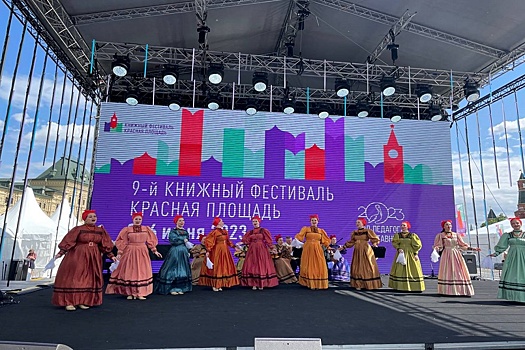 В Москву с песнями: Северный хор представил на Красной площади новую программу