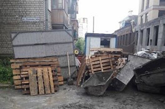 Стены дома на улице Ульянова возле стройплощадки покрылись трещинами