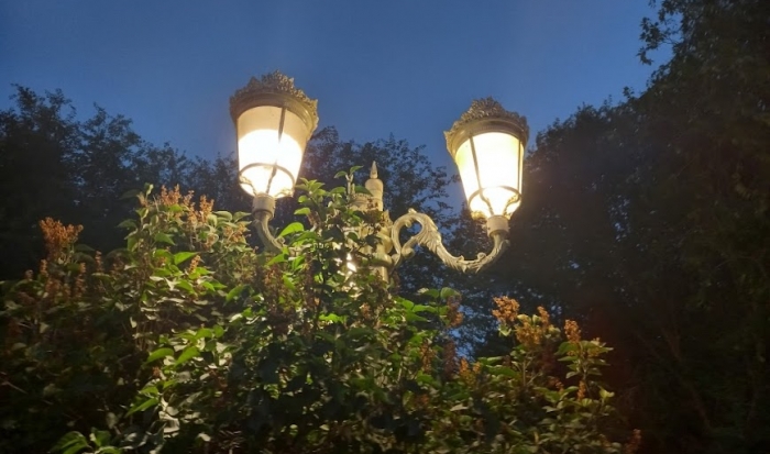 В Волгограде в сквере у музея «Старая Сарепта» устанавливают новые фонари