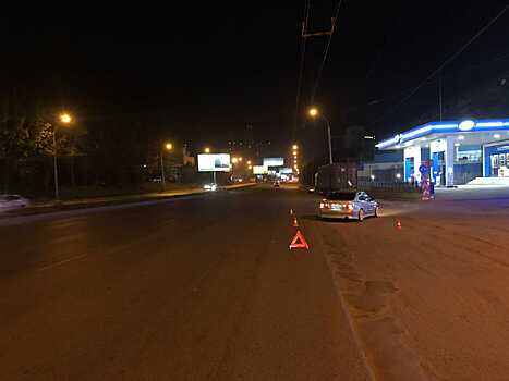 Перебегавшую улицу Ипподромская в Новосибирске девушку насмерть сбила машина