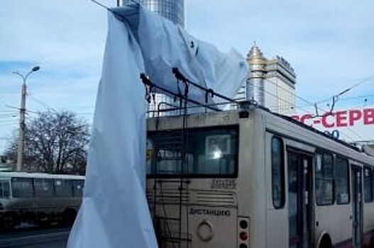 Рекламный баннер упал на троллейбус в Челябинске