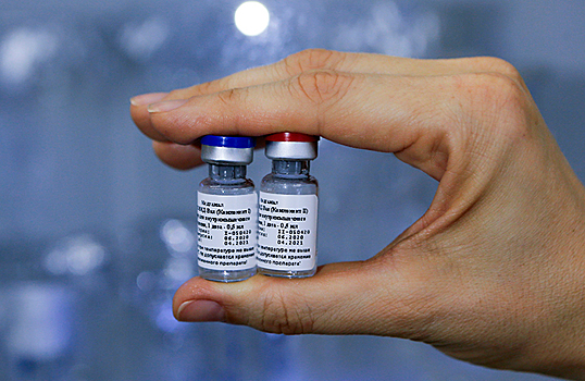 «Хотелось бы каких-то гарантий». Ученые и врачи — о российской вакцине