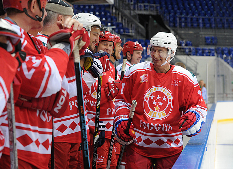 Владимир Путин вместе со своей командой «Легенды хоккея» провел матч в Сочи с одаренными детьми из учебного центра «Сириус»