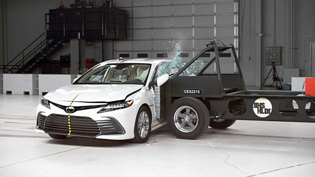 Новый седан Toyota Camry не прошел боковой краш-тест IIHS