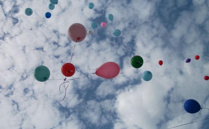 Курян призвали отказаться от запуска воздушных шаров на выпускных