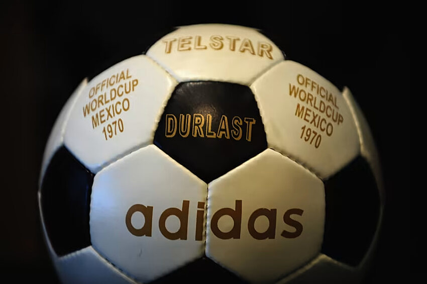 Mexico 1970 — Telstar. Один из самых знаковых мячей, созданных Adidas. Дизайн из 32 черно-белых панелей впоследствии стал культовым