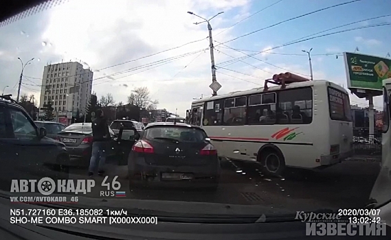 В Курске водитель хетчбека «Рено» бросился с кулаками на водителя маршрутного ПАЗа