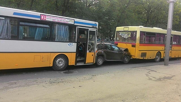 В Саратове в гонке за пассажирами два автобуса зажали "Renault Duster"