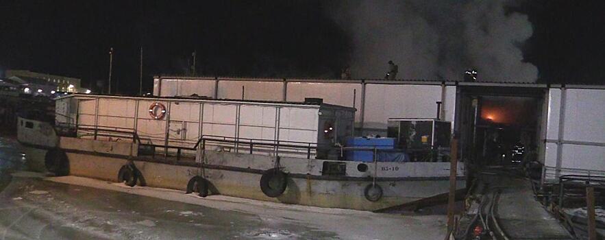 В Хабаровске произошел пожар на барже с замороженной рыбой