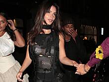 Эмили Ратаковски пришла на вечеринку в прозрачном платье