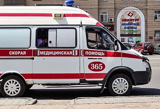 В центре Омска водитель «Лады» устроил ДТП, опрокинув свое авто (фото)